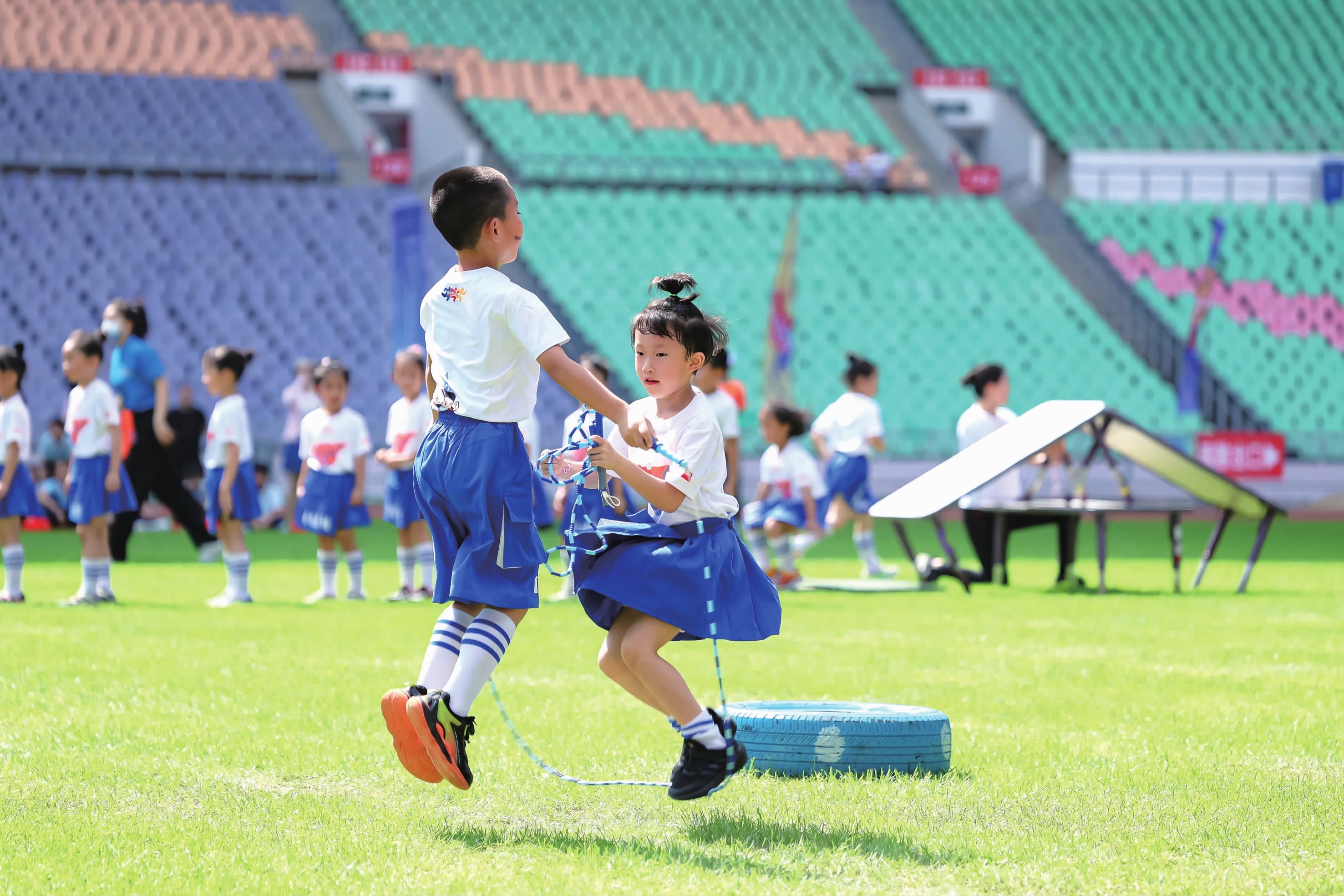 [图]补时阶段头球绝平 浙江队2-2战平上海海港
